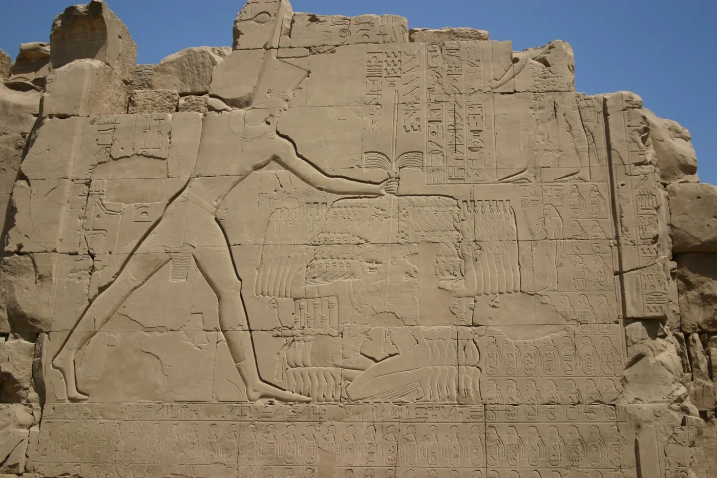 Darstellung Thutmosis III. im Karnak-Tempel